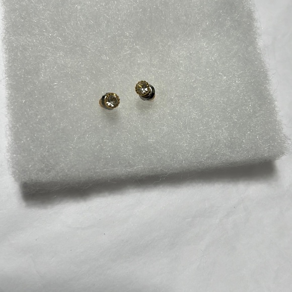 Jewelry - Simple stud earrings